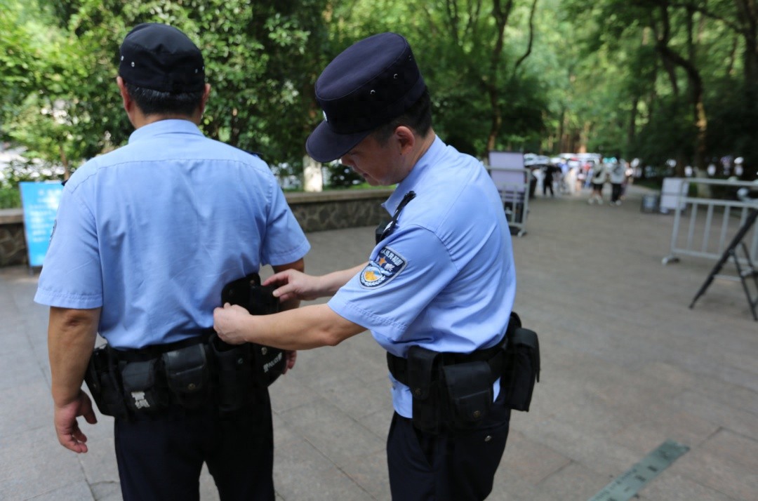 杭州動(dòng)物園表演時(shí)一男童被扒褲子
