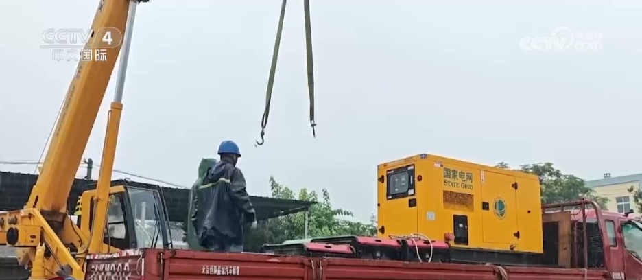 無人機向北京災區空投面包火腿腸