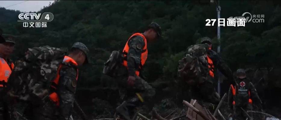 無人機向北京災區空投面包火腿腸