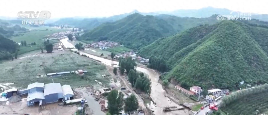 無人機向北京災區空投面包火腿腸