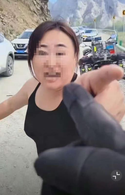 被奔馳逼停摩托車主:不追究了太折騰