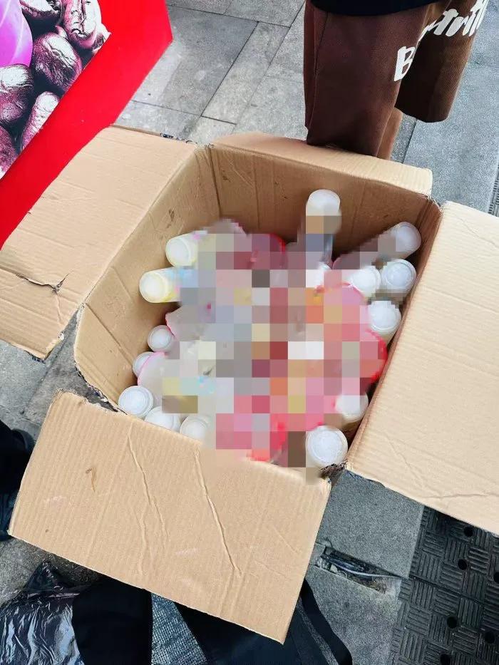 男子背40公斤蜜雪冰城上武功山售賣