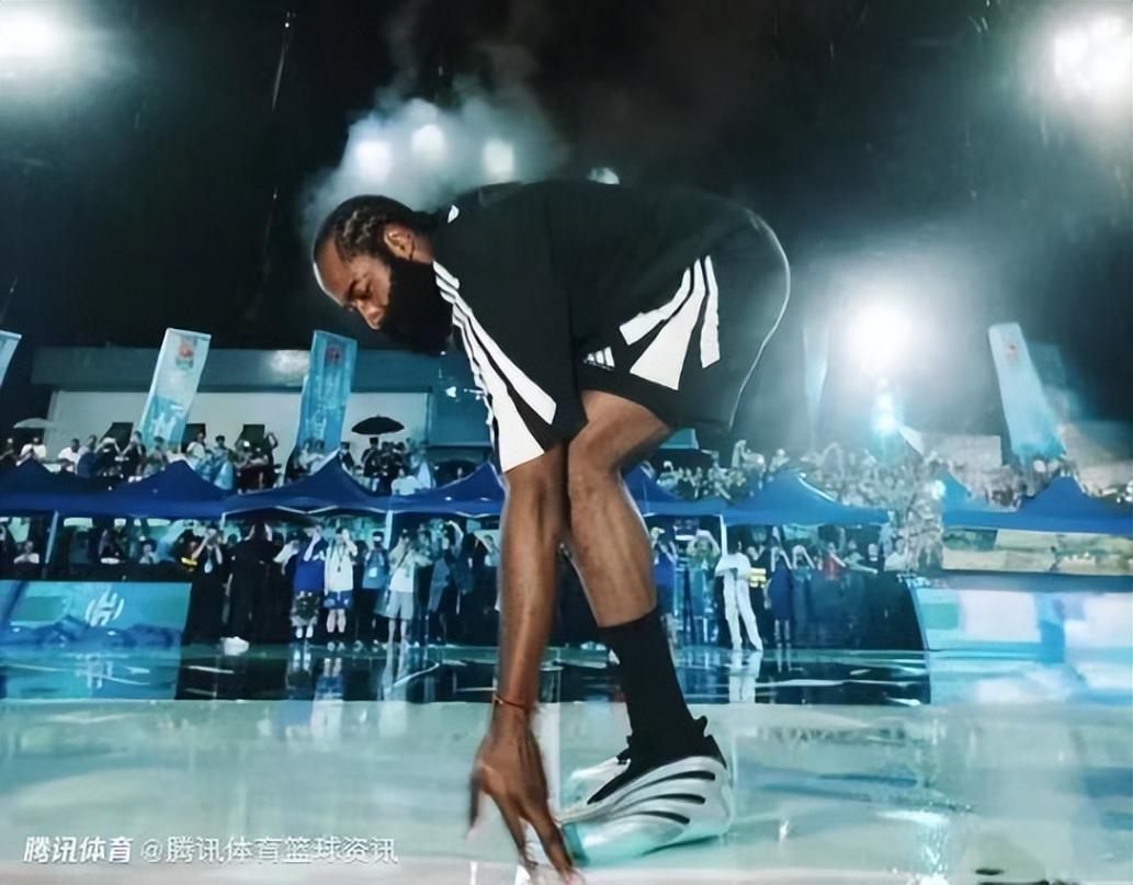 哈登中國行拒絕打傘冒雨簽名