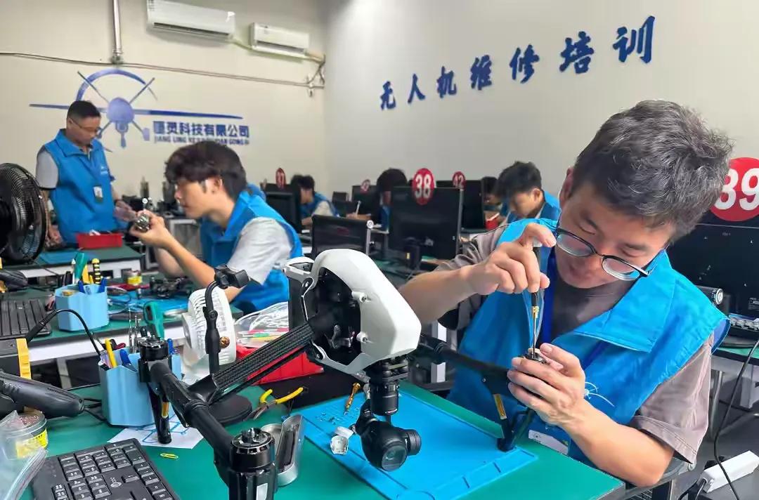 女生專攻無人機維修走紅“飛友圈”