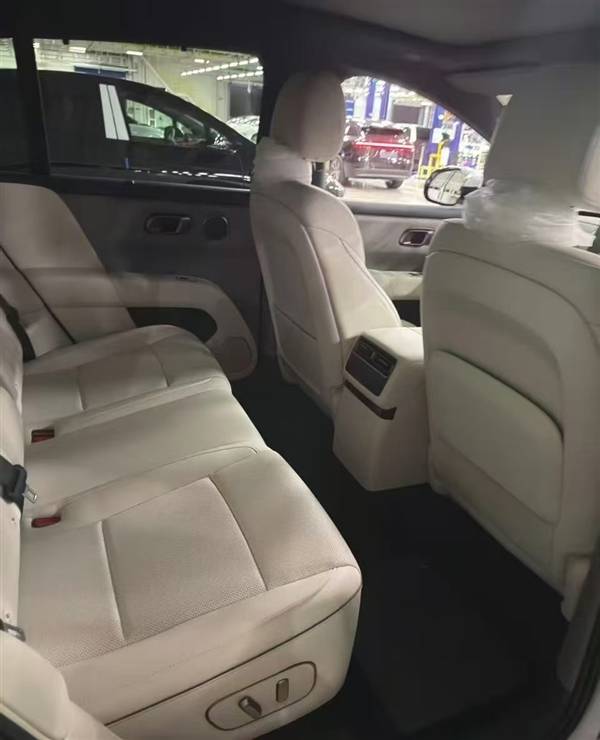 內飾搶先看 理想i6實車曝光:主攻年輕家庭用戶