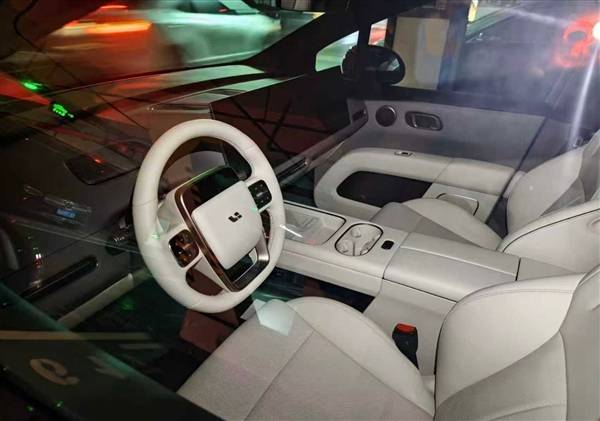 內飾搶先看 理想i6實車曝光:主攻年輕家庭用戶